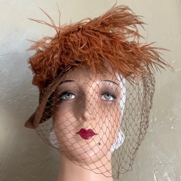 CAPTIVATING 1930s' TAN CLOCHE HAT WITH RUST OSTRICH FEATHERS + VEIL - Picture 2 of 13